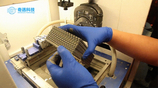 Application Results | Adventure Technology Independent Research and Development Equipment Printing High Purity Large Size Complex Silicon Carbide Structure-Gradient G Curved Surface Body
