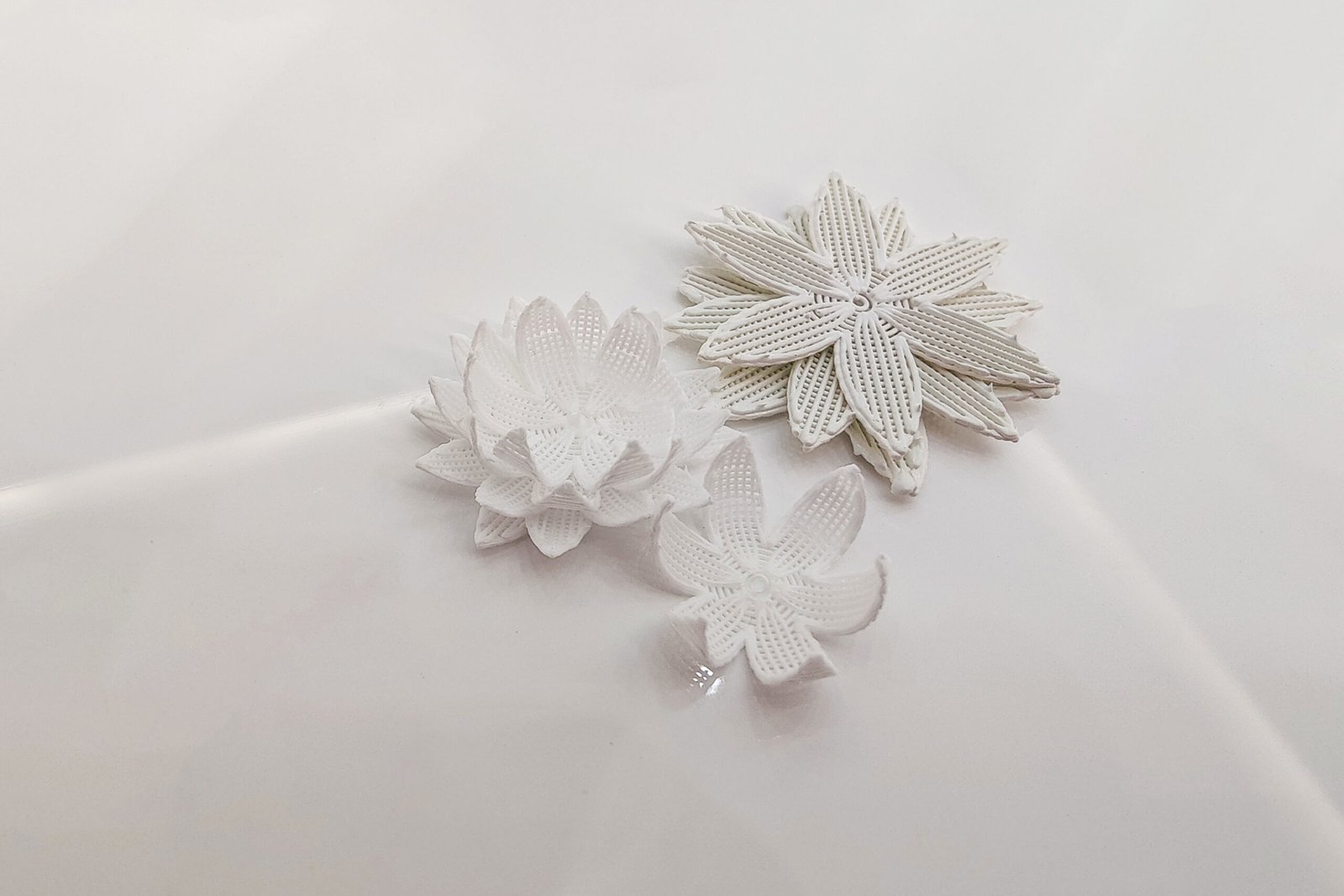 Flower crafts with 4D ceramic multi-layer petals printed by ADT